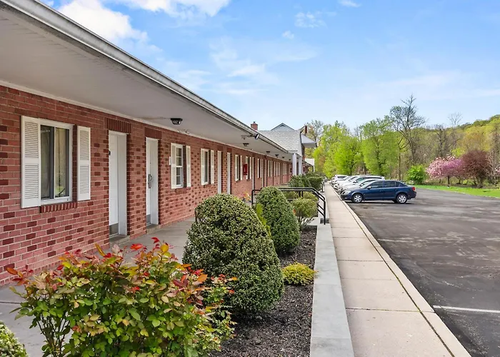 Central Islip Motels