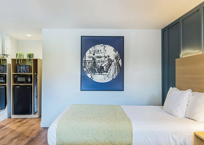 North Lindenhurst Motels