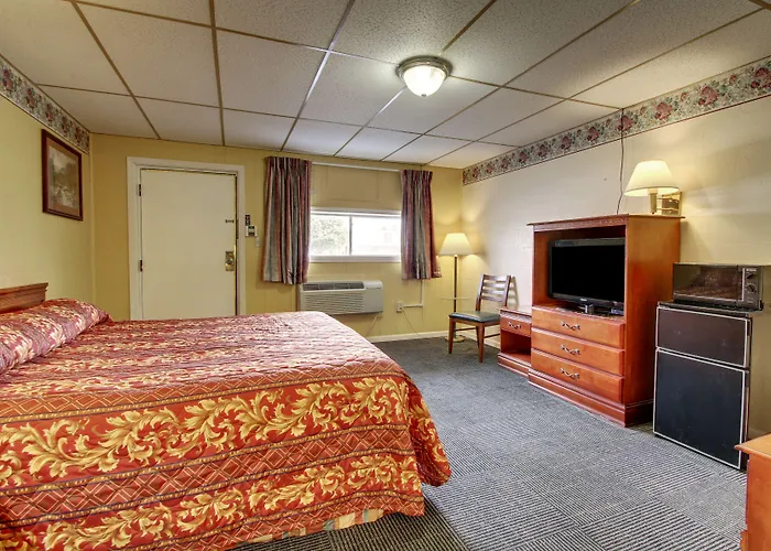 Macomb Motels
