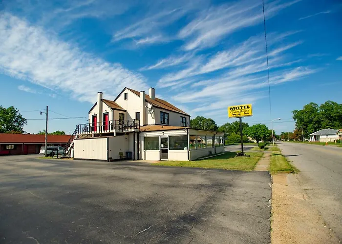 Woodland Motels